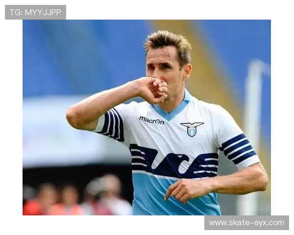 足球球星帅气高清竖屏写真集展现运动魅力与个人风采 足球球星帅气高清竖屏写真集展现运动魅力与个人风采